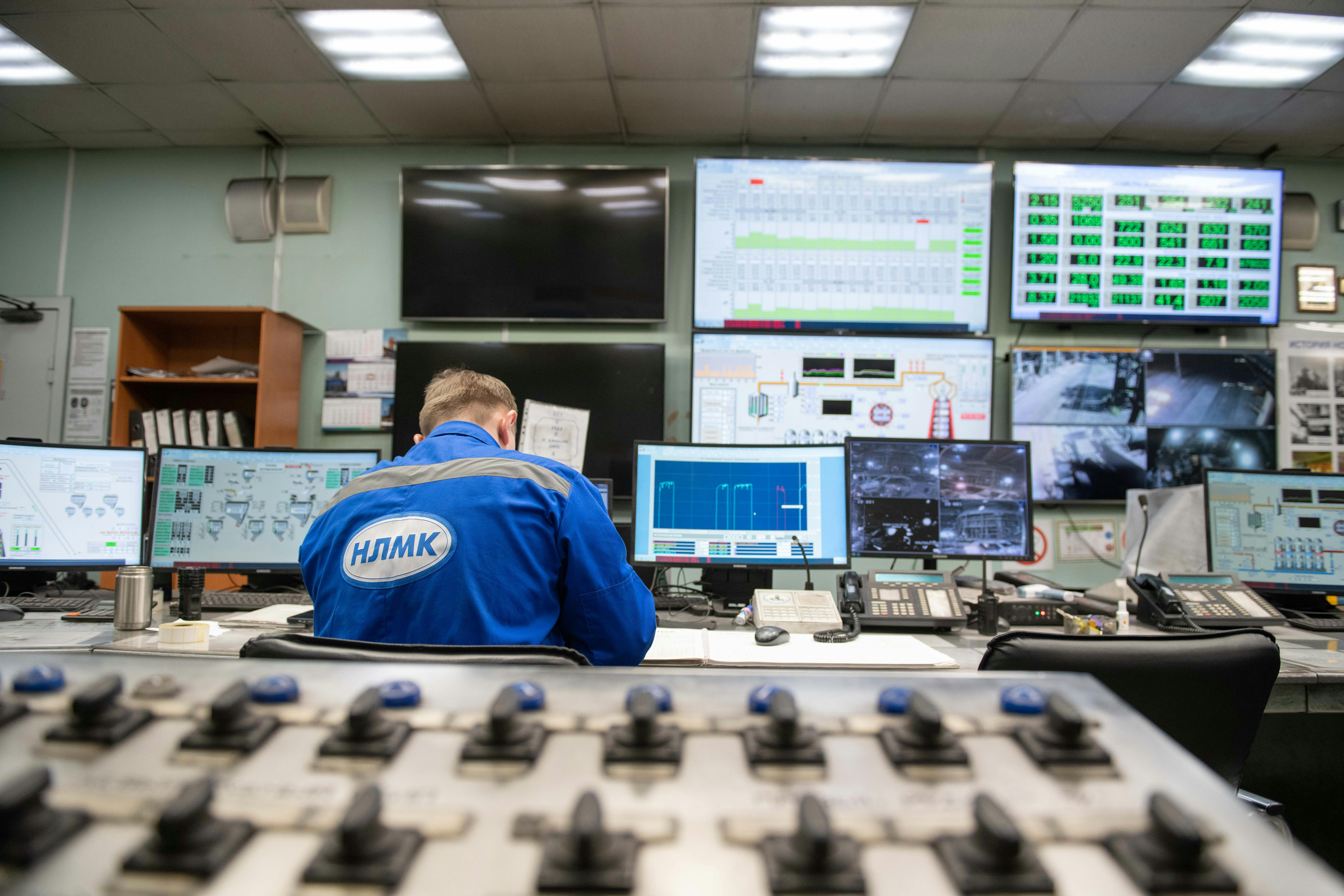 AI 视频实时违章监测场景配图