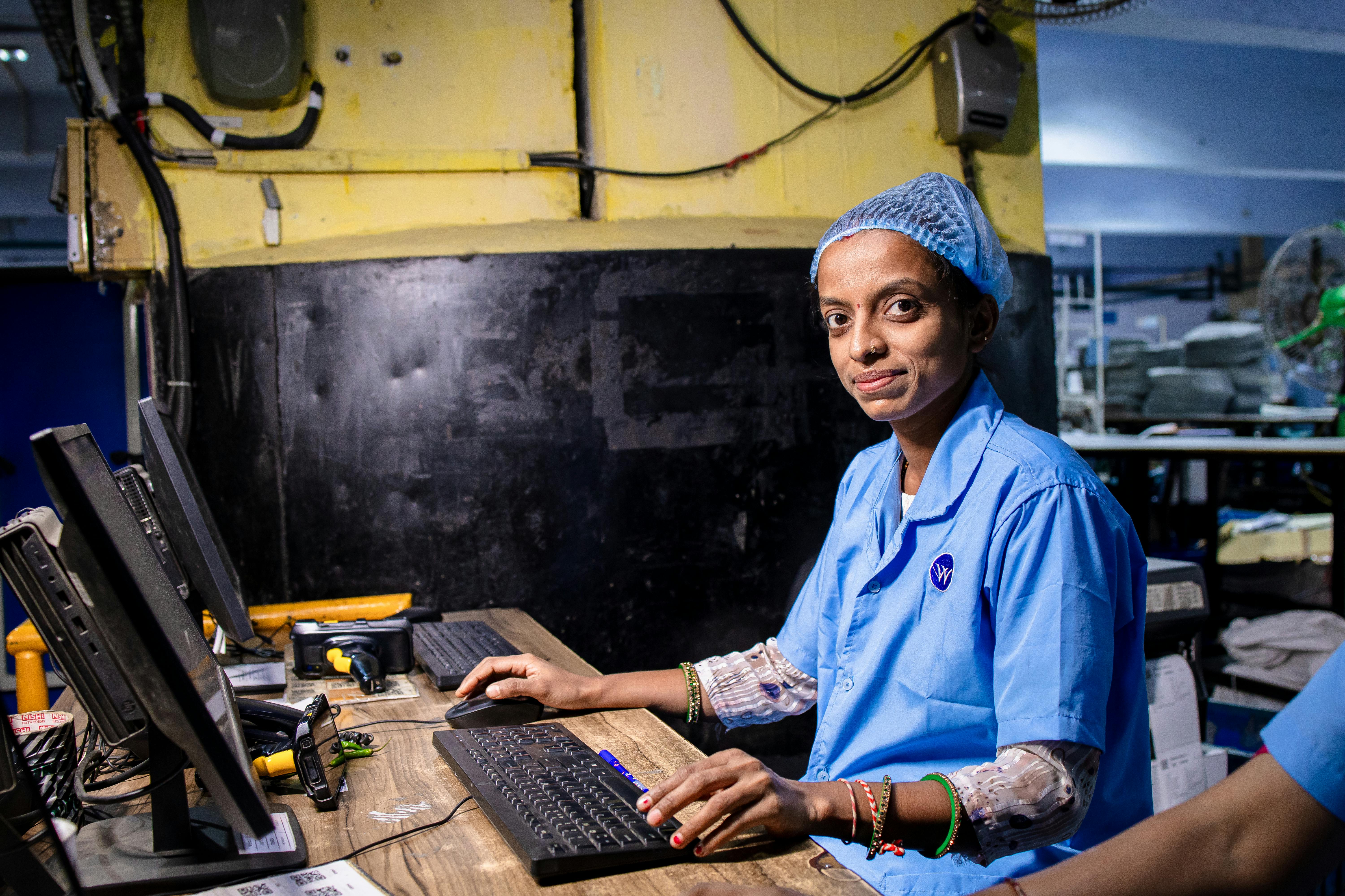 智能组卷与在线防弊考试场景配图